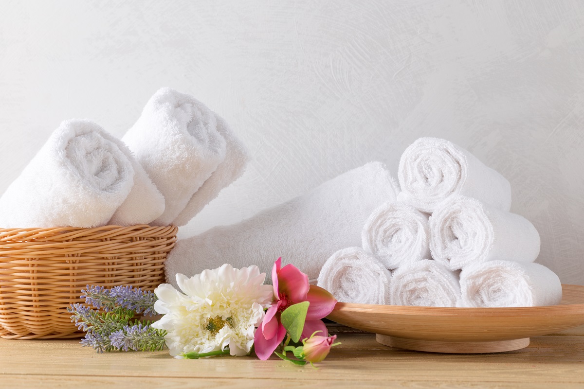 towels roll with flower