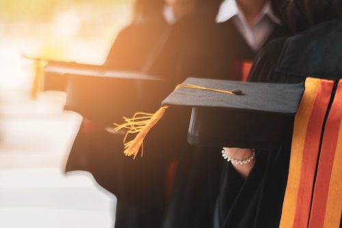 The graduating student group wore a black hat, black hat, at the graduation ceremony at the university.