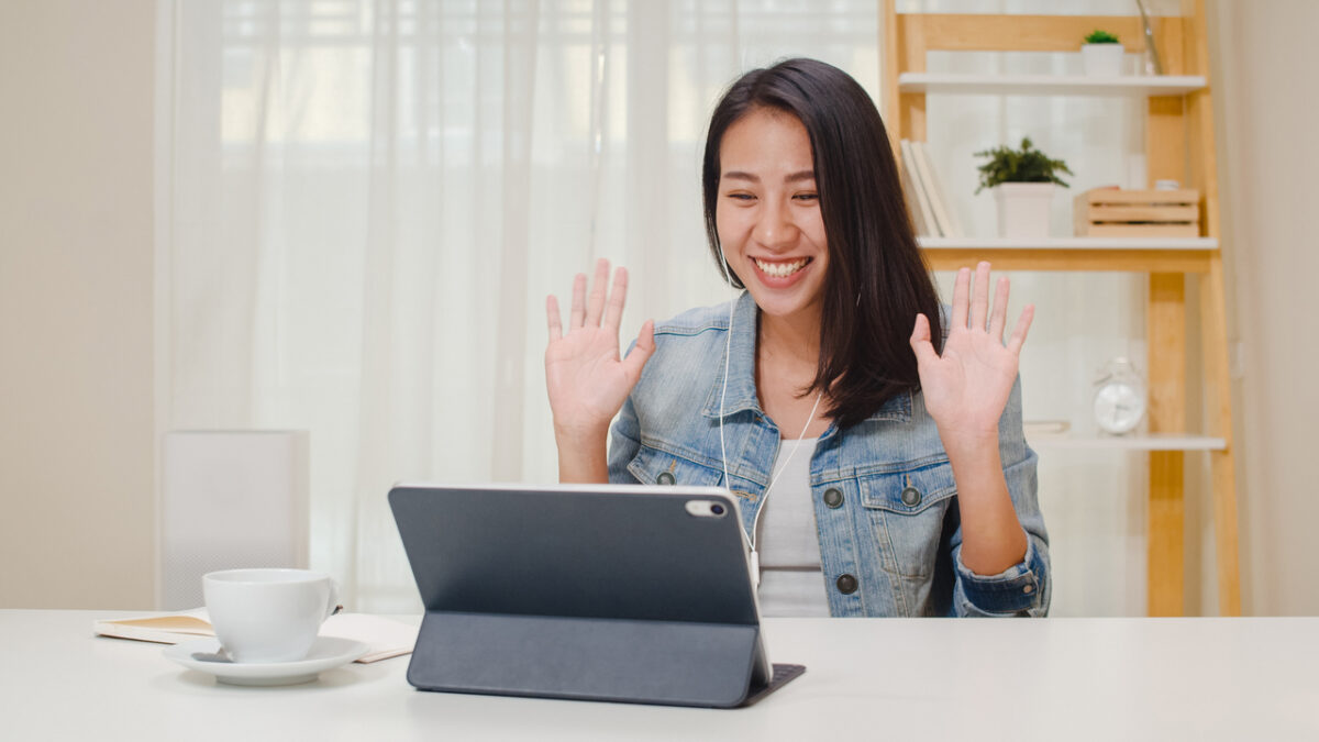 A woman and her fiancee planning their wedding virtually